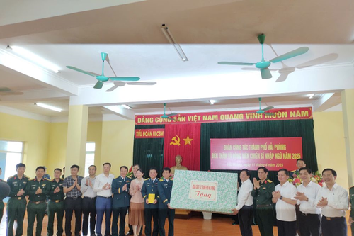 Đoàn đại biểu TP Hải Phòng thăm Tiểu đoàn Huấn luyện chiến sĩ mới Sư đoàn 363