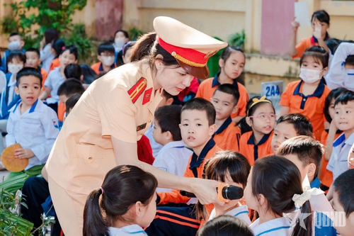 Tuyên truyền, phổ biến kiến thức về trật tự an toàn giao thông cho giáo viên và học sinh