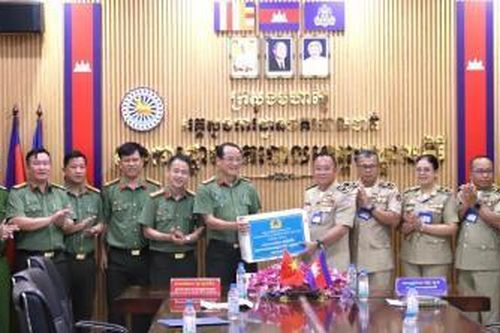 Công an tỉnh Đắk Nông chúc tết cổ truyền Chol Chnam Thmay tại Campuchia