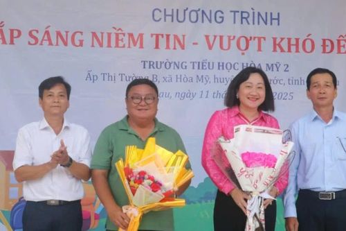 Chương trình 'Thắp sáng niềm tin - Vượt khó đến trường' đến với học sinh vùng sông nước Cà Mau