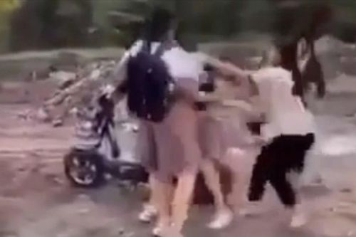 Điều tra vụ clip nữ sinh bị đánh hội đồng ở TPHCM