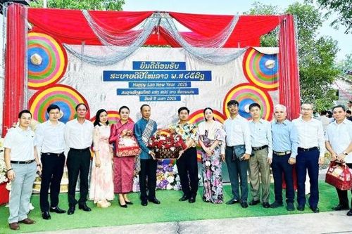 Tổng Lãnh sự Việt Nam dự Tết cổ truyền Bunpimay của Lào và Songkran của Thái Lan