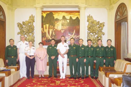 Thiếu tướng Hoàng Hữu Chiến tiếp đoàn công tác Bộ Quốc phòng Pháp