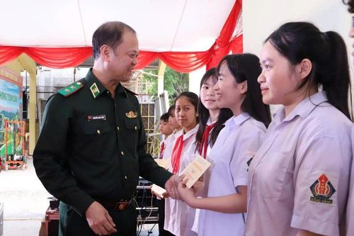 Trao tặng những phần quà thiết thực, ý nghĩa cho người dân khu vực biên giới