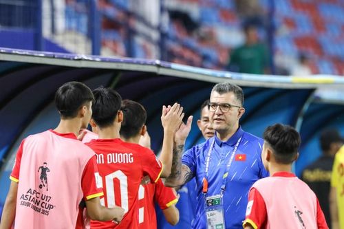 Lỡ vé dự World Cup, ông Cristiano Roland ca ngợi học trò