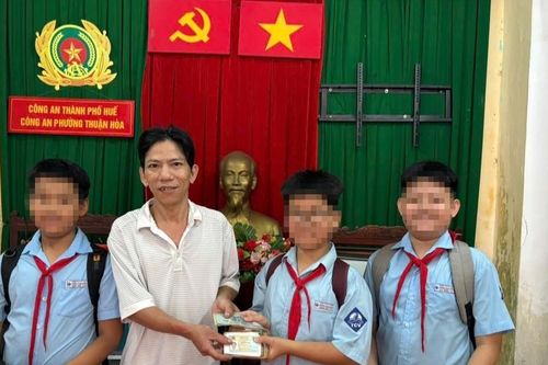 Ba học sinh lớp 6 nhặt được của rơi tìm người đánh mất