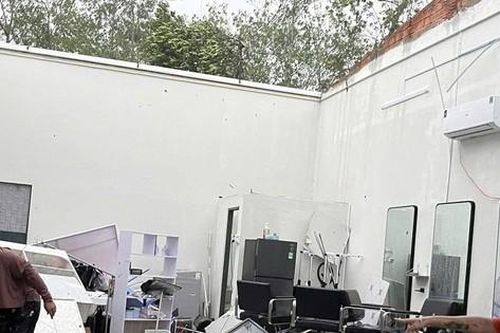 Cảnh nhiều nhà cửa tan hoang sau mưa dông ở Bình Dương, nữ sinh 16 tuổi tử vong