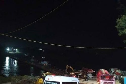 Bộ đội ở cầu phao Phong Châu dừng thi công, dẹp đường cho xe cứu thương đi qua giữa đêm khuya