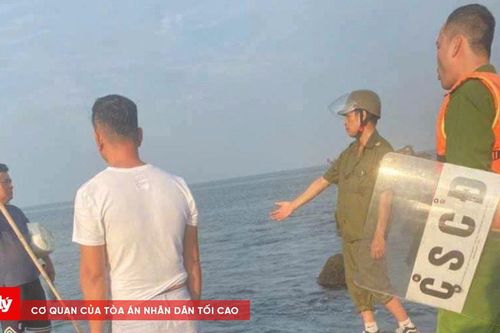Kịp thời cứu người đàn ông cầm dao dọa tự sát, nhảy xuống biển