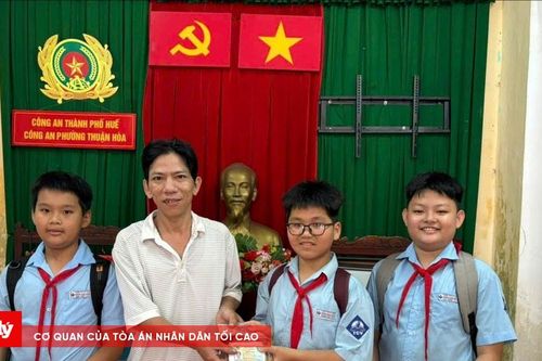 Những bông hoa quàng khăn đỏ với hành động ý nghĩa