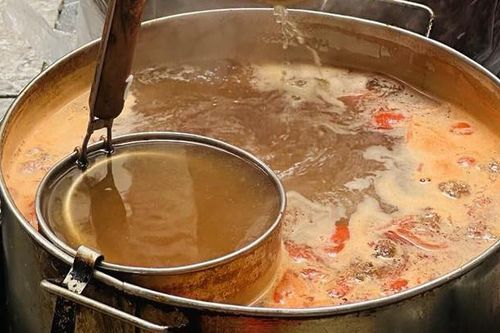 Hai vợ chồng cùng mắc ung thư, bác sĩ cảnh báo thói quen hay gặp khi uống canh