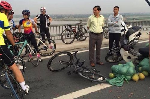 Tài xế ô tô có phải bồi thường nếu tông trúng người đạp xe trên cầu Nhật Tân?