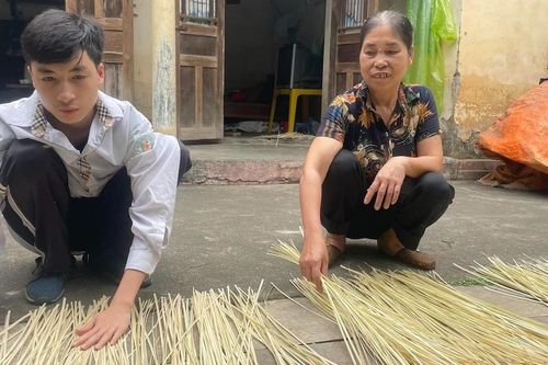 Nam sinh nhặt ve chai ước mơ vào ĐH Bách khoa Hà Nội xin ngừng nhận tiền ủng hộ