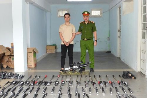 Đường dây làm giấy tờ giả ở Đà Nẵng sở hữu kho vũ khí 'khủng'