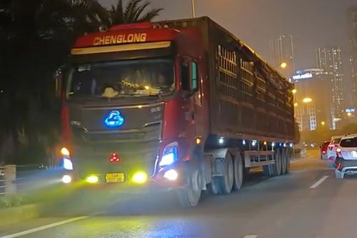 Clip ô tô đi ngược chiều còn rọi đèn sáng choang ở Hà Nội