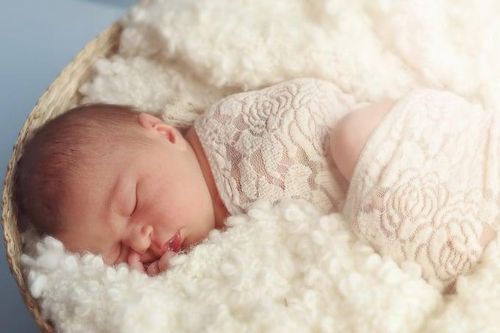 Trẻ sơ sinh nằm gối được không?