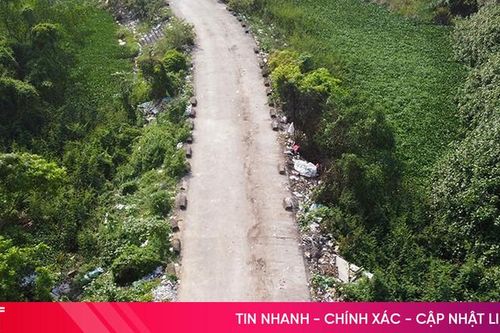 Rác chất thành đống hai bên tuyến đê Tả Nghèn