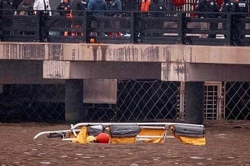 Máy bay trực thăng rơi xuống sông ở New York, 6 người thiệt mạng