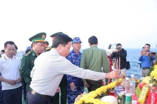 Tàu CSB 8004 lên đường khảo sát tình hình các vùng biển, đảo ven bờ