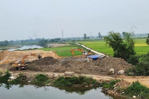 Đà Nẵng: Xóa bãi rác trái phép, lộ thêm điểm tập kết chất thải 'khủng' ở ven sông