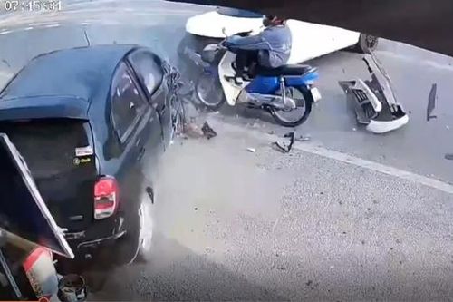 Hai ô tô đâm nhau trực diện, người đi xe máy thoát chết khó tin