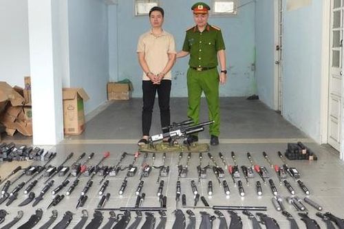 Triệt phá đường dây làm giấy tờ giả liên tỉnh, khui ra cả 'kho' vũ khí