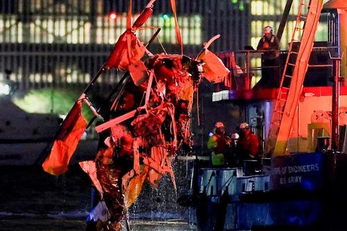 Cận cảnh trục vớt những mảnh vỡ máy bay rơi xuống sông khiến nhiều người thiệt mạng