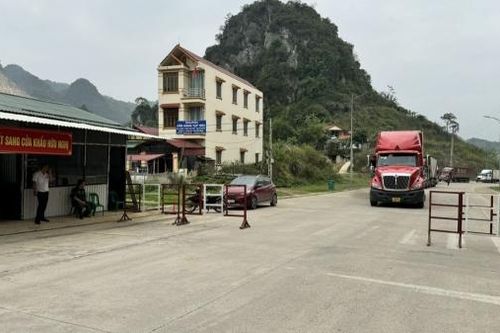 Tạm dừng thông quan, điều tiết xe hàng phục vụ quốc phòng