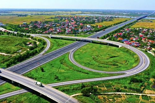 Kinh tế Việt Nam vẫn vững vàng trước 'sóng to gió lớn'