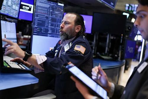 Dow Jones 'bốc hơi' 1.000 điểm, giá dầu lao dốc hơn 3%