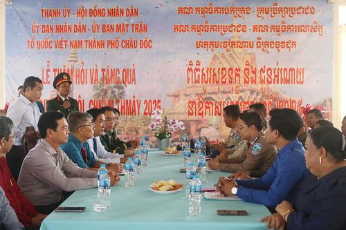 TP. Châu Đốc trao quà Chol Chnam Thmay cho huyện Borey Chulsa