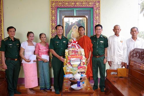 Bộ đội Biên phòng tỉnh An Giang chúc Tết Chol Chnam Thmay