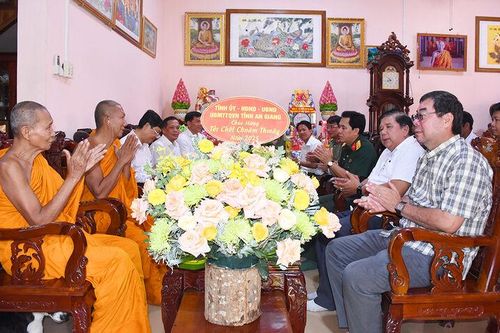 Thăm, chúc mừng Tết Chol Chnam Thmay tại huyện Tri Tôn