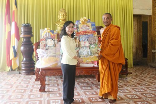 Phó Chủ tịch HĐND tỉnh An Giang Đinh Thị Việt Huỳnh chúc Tết Chol Chnam Thmay tại chùa Press Tưng