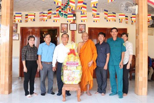 Phó Bí thư Thường trực Huyện ủy, Chủ tịch HĐND huyện Châu Thành Từ Thanh Khiết thăm, chúc Tết Chol Chnam Thmay