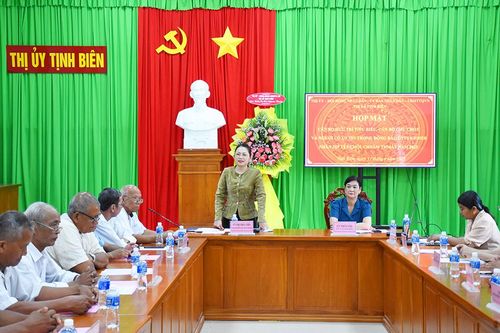 Thị ủy Tịnh Biên họp mặt cán bộ hưu trí, cán bộ tiêu biểu là người Khmer