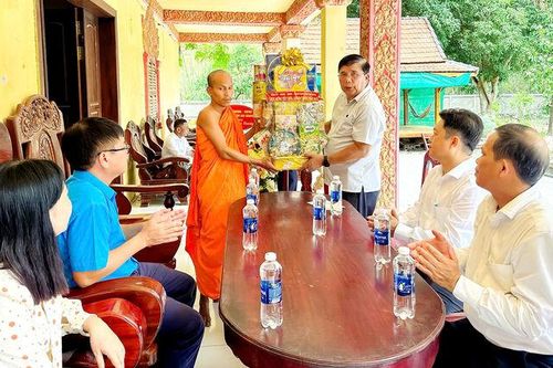 Phó Trưởng ban Tuyên giáo và Dân vận Tỉnh ủy chúc Tết Chol Chnam Thmay huyện Tri Tôn