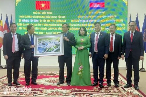 Đoàn cán bộ lãnh đạo tỉnh Đồng Nai thăm, chúc Tết cổ truyền tại Vương quốc Campuchia