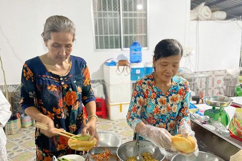 Ấm lòng 'Điểm tâm nhân ái' vùng quê