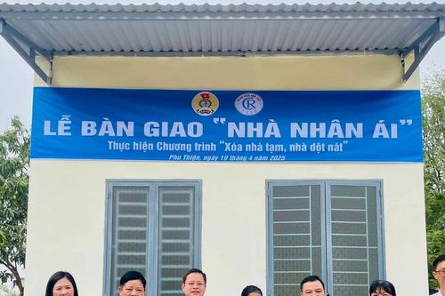 Liên đoàn Lao động tỉnh phối hợp trao 'Nhà nhân ái' tại huyện Phú Thiện