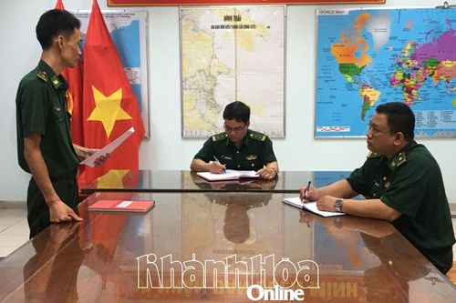 Một cán bộ biên phòng dũng cảm nhảy xuống biển cứu người