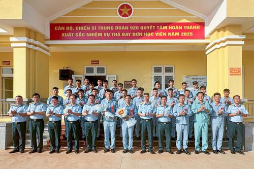 Trung đoàn Không quân 920 tổ chức ban bay thả đơn học viên trên máy bay Yak-52
