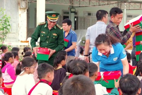 Trao 333 phần quà cho học sinh, hội viên phụ nữ có hoàn cảnh đặc biệt khó khăn tại xã Sin Suối Hồ