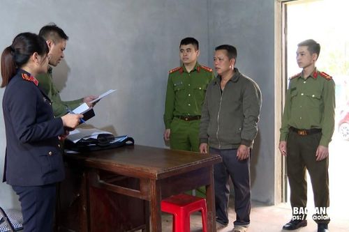 Văn Quan: Lộ khẩu súng ngắn giấu trên mái chuồng lợn, người đàn ông bị khởi tố