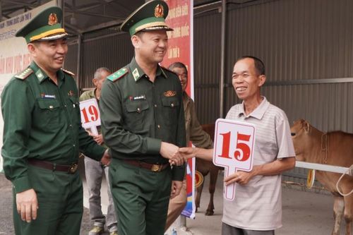 Bộ Tư lệnh Bộ đội Biên phòng trao học bổng cho học sinh và tặng bò giống cho nhân dân trên địa bàn huyện Cao Lộc và Văn Lãng