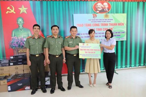 Thanh niên Công an Lâm Đồng tặng máy tính cho học sinh vùng sâu