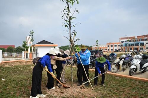 Đức Trọng phát động trồng cây 'Đời đời nhớ ơn Bác Hồ' và trồng cây xanh năm 2025