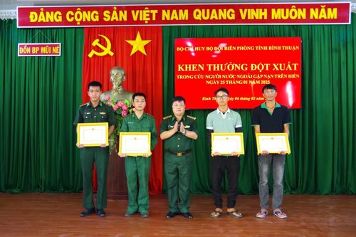 Tỏa sáng phẩm chất 'Bộ đội Cụ Hồ' sẵn sàng cứu người bị nạn giữa trùng khơi