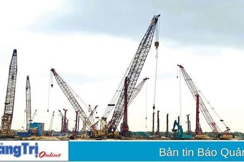 Trên công trường thi công Khu bến cảng Mỹ Thủy