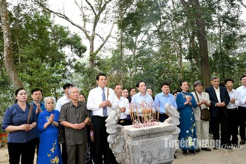 Đoàn đại biểu Quốc hội các khóa tỉnh Phú Thọ dâng hương tại Khu di tích Quốc gia đặc biệt Tân Trào